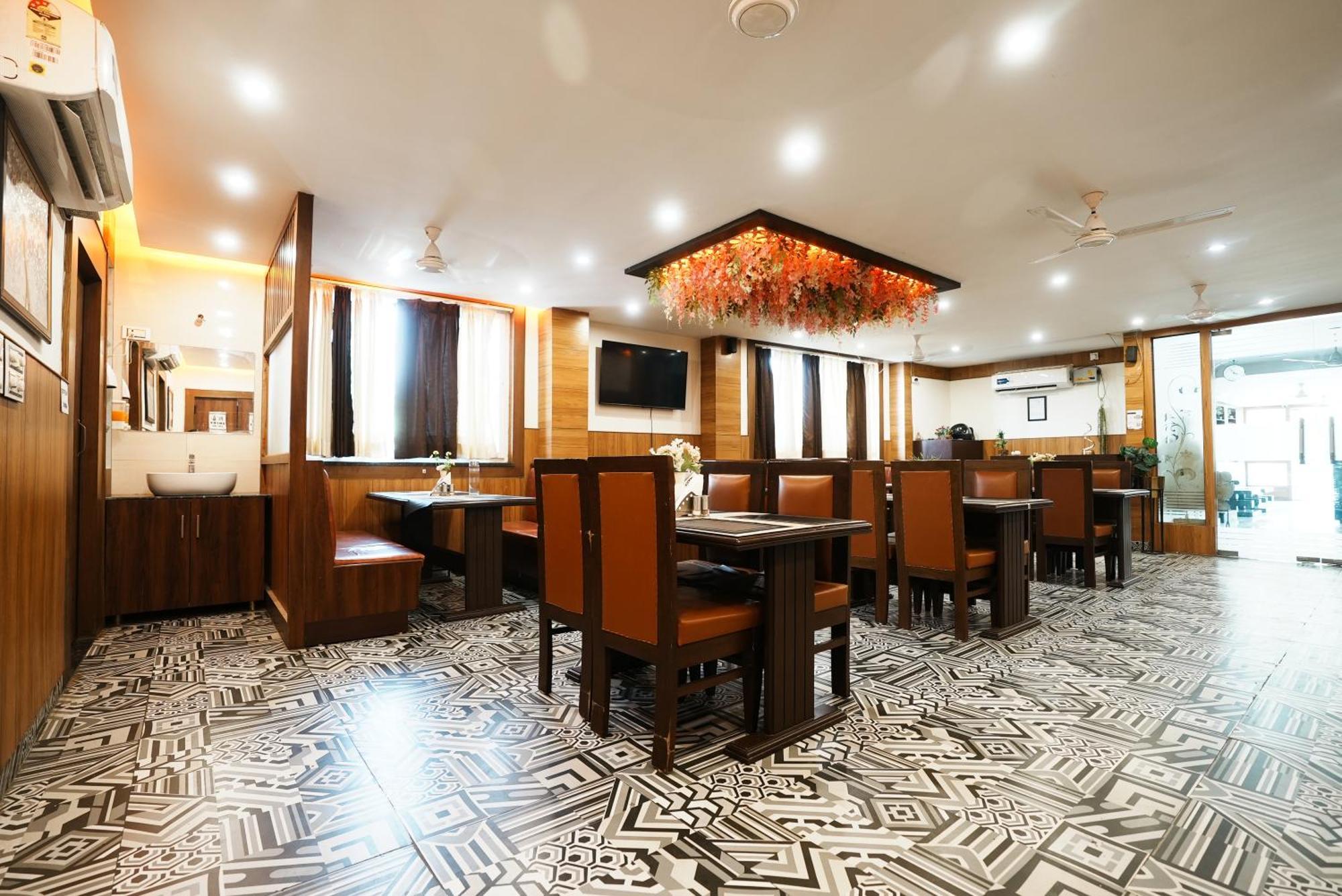 Hotel The 7 Seas Rishikesh Bagian luar foto